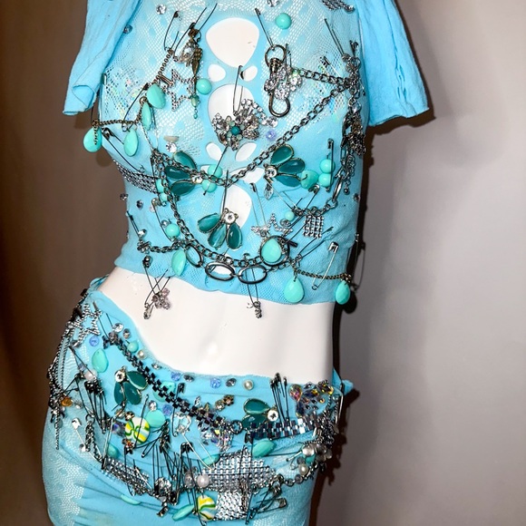 A work of art embellished mesh set - Picture 2 of 4